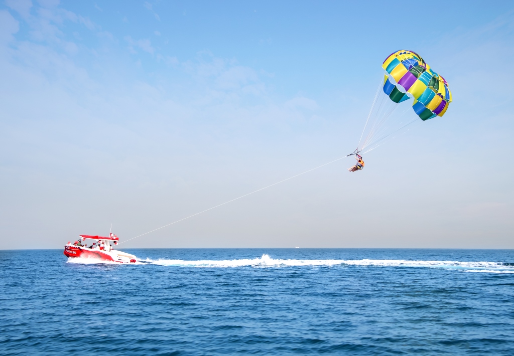  Conquering Your Fear of Heights with Parasailing in Dubai