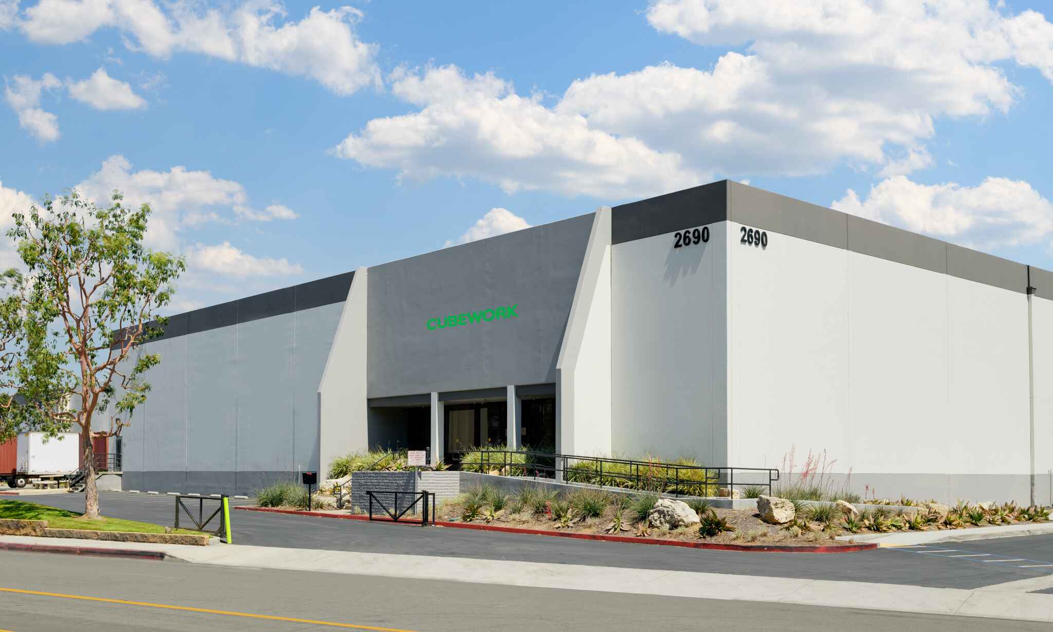  Warehouse and Office Space Available! – Pellisier 2690, CA